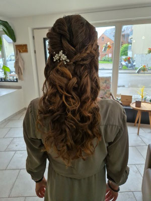 Glamouröse Wellenfrisur mit funkelndem Haaraccessoire für die Braut
