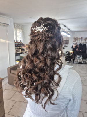 Locken für langes Haar. Extension setzen vom Fachmann bzw. der Fachfrau.