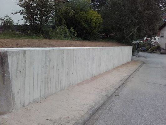 Stützmauer fertig gestellt.