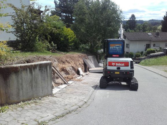 Stützmauer wird abgerissen und entsorgt.