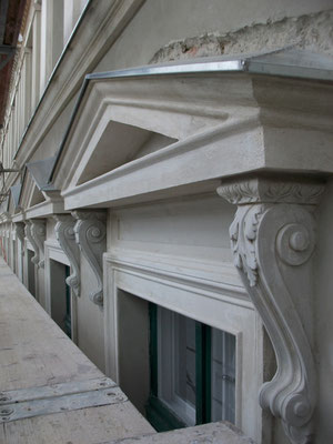 Dreiecksverdachung mit Architravkonsole
