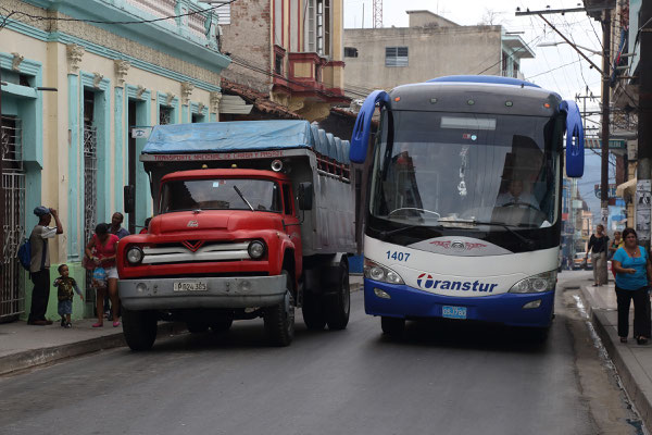 Einheimischer Buss und Touristenbuss