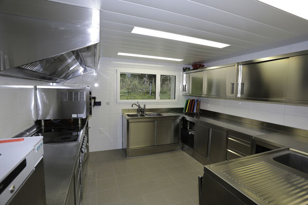 Lager Küche mit Steamer, Geschirrspülmaschine, Kochherd mit grossem Backofen und Kühlschrank