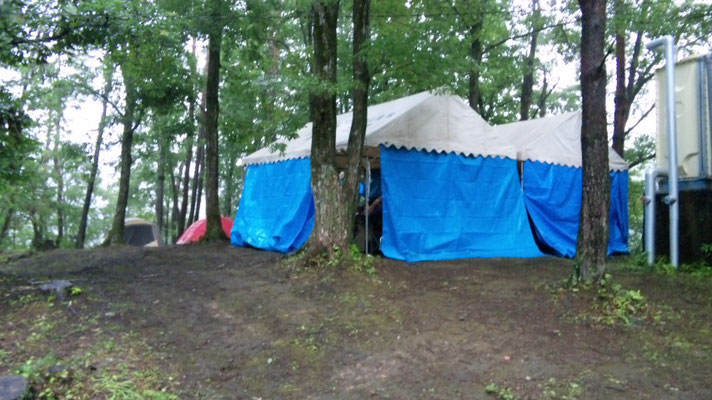 8月8日キャンポリー三日目　5:54　三日目の朝を迎えました。7日18:30からの雨でブルーシートに覆われた食堂テントです。