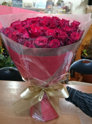 赤バラ50本の御祝い花束
