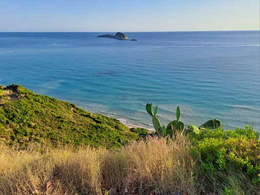 Blick auf die vorgelagerte Insel Kravia in Arillas