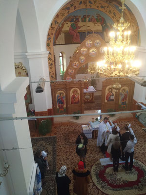 Ukrainische Hochzeit in einer griechisch-orthodoxen Kirche. 