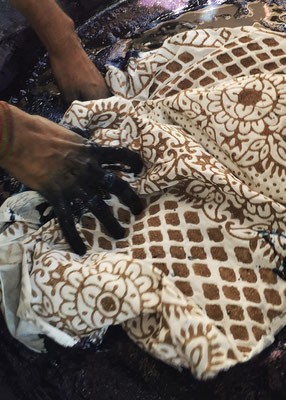 Indigo blue powder dye for textiles. Available in Delhi for tie-dye, block printing, and eco-friendly fabric dyeing techniques.