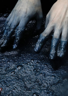 Blue Indigo Powder for textile dyeing. Available in Delhi India. Use for tie & die and mud resist indigo blockprinting.