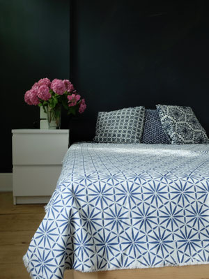  ⁠Unique blockprint design on a cozy blanket made from organic cotton in Delhi.