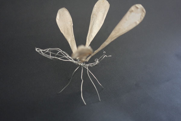 Libelle Draht und Papier