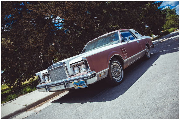 Nahaufnahme eines Oldtimers – glänzende Oberfläche trifft Patina.