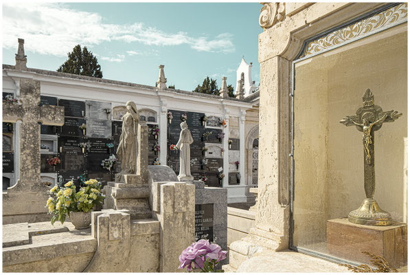 Spanischer Friedhof – Tradition trifft Vergänglichkeit.