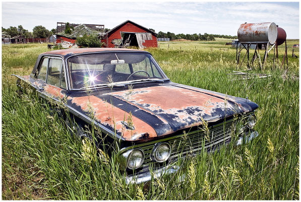 Verwittertes Blech im Sonnenlicht – automobile Nostalgie in Szene gesetzt.
