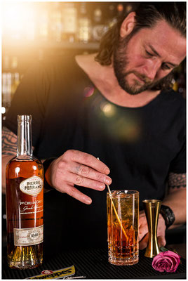 Cocktailaufnahme mit frischen Zutaten – moderne Getränkefotografie für Social Media.