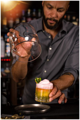 Barkeeper bei der Cocktail-Zubereitung – lebendige Reportagefotografie.