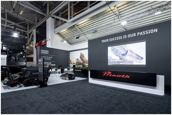 Architekturfotografie eines modernen Messestands auf der bauma in München.