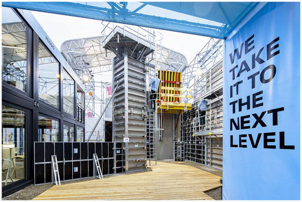 Architekturfotografie eines modernen Messestands auf der bauma in München.