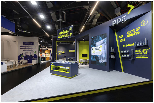 Panorama-Aufnahme eines kompletten Messestands – Messefotografie mit Weitwinkelperspektive. Nürnberg Messe