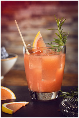 Oranger drink vor Wand