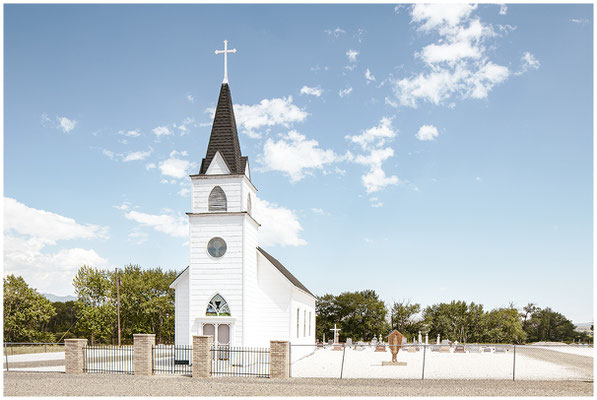 Landkirche in weiter Landschaft – Symbol für Gemeinschaft auf dem Land.