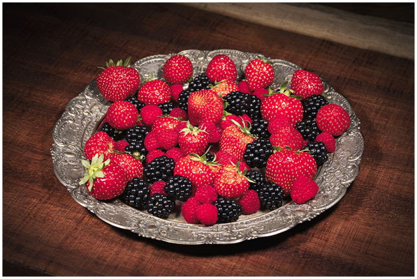 Obstschale mit verschiedenen Beeren