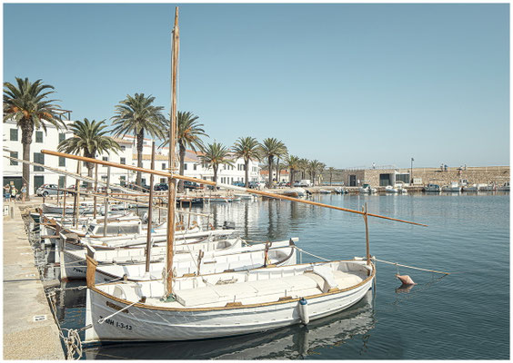 Boote im kleinen Hafen – Verbindung von Meer und Kultur.