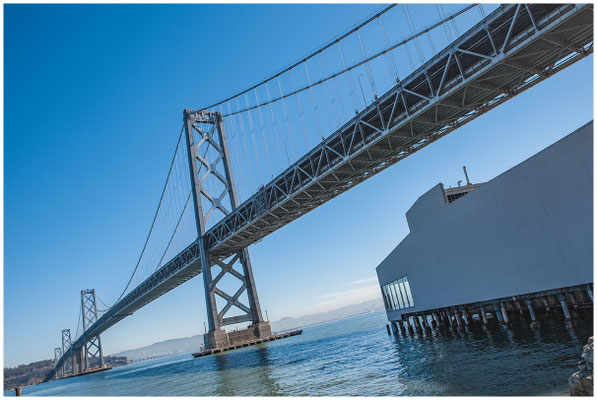 Brücke von San Francisco nach Oakland – architektonisches Wahrzeichen im Licht.