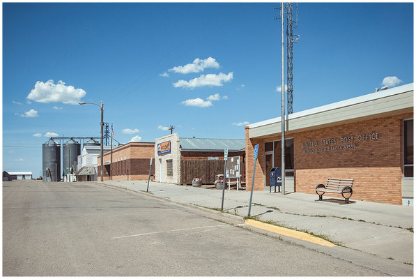 Kleinstadt-Fassade im Sonnenlicht – Amerika im Look eines Filmsets.