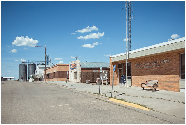Kleinstadt-Fassade im Sonnenlicht – Amerika im Look eines Filmsets.