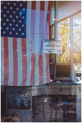 Stars & Stripes als Deko-Element in Läden – Fotografie zwischen Konsum und Symbolik.