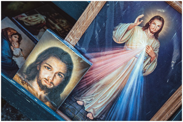 Souvenirladen rund um die Gnadenkapelle – Sakrales im Alltag.