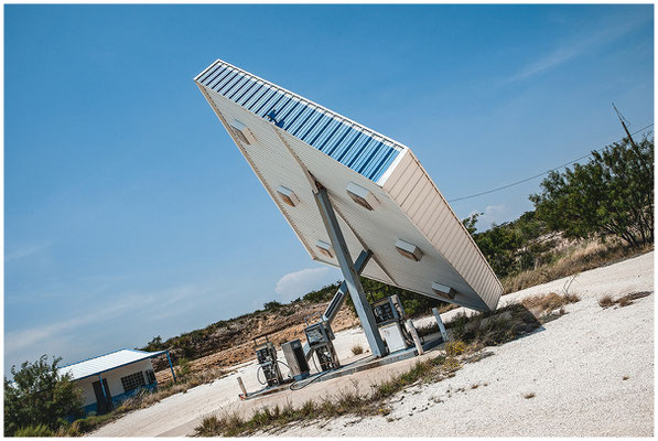 Fassade einer verlassenen Tankstelle – Verfall trifft Design im amerikanischen Alltag.