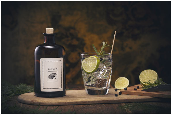 Lifestyle-Fotografie: Gin & Tonic stilvoll serviert in einer Bar-Szene.