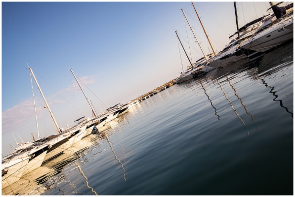Boote im Hafenbecken – maritimes Leben am Mittelmeer.