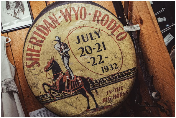 Cowboy-Schild in Wyoming – Popkultur trifft Weite.