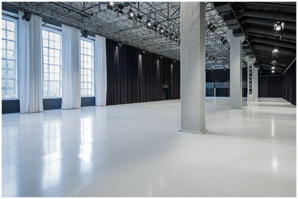 Panorama einer modernen Eventhalle – Interiorfotografie für Vermieter und Veranstalter.