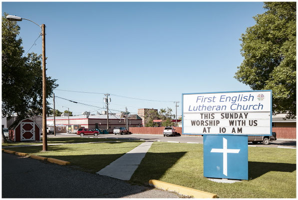 Kirchenschild als Blickfang – religiöse Botschaft im amerikanischen Alltag.
