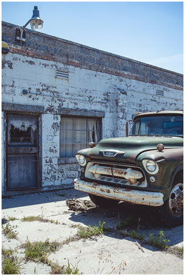 Tankstelle als Zeitkapsel – alte Autos und Architektur im amerikanischen Licht.