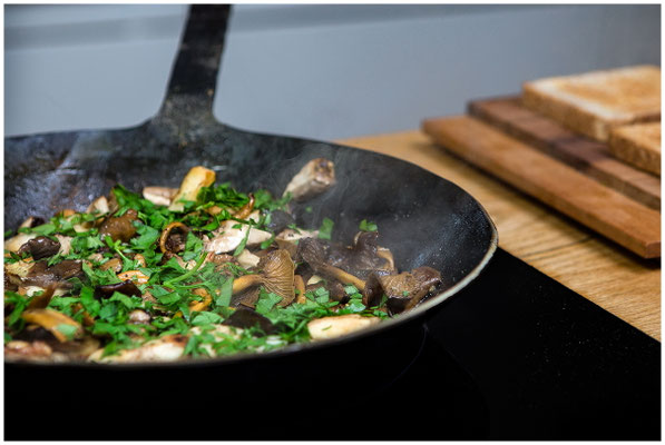Küchenmoment: Koch beim Anrichten – authentische Gastrofotografie.