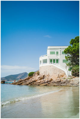 Steinige Küste mit Blick auf das offene Meer – wilde Seite der Insel.