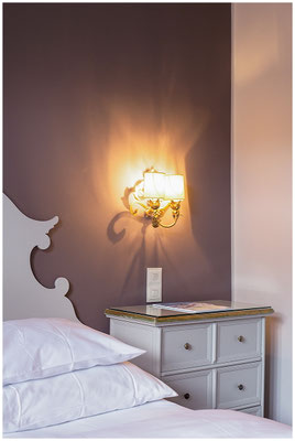 Stimmungsvolle Aufnahme eines Hotelzimmers – moderne Interiorfotografie für Hospitality-Marketing.