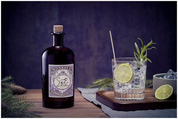 Lifestyle-Fotografie: Gin & Tonic stilvoll serviert in einer Bar-Szene.