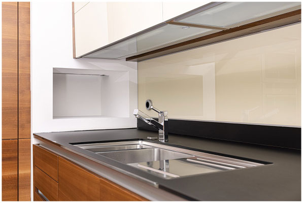 Detailaufnahme einer hochwertigen Küche – Immobilienfotografie mit Fokus auf Design.