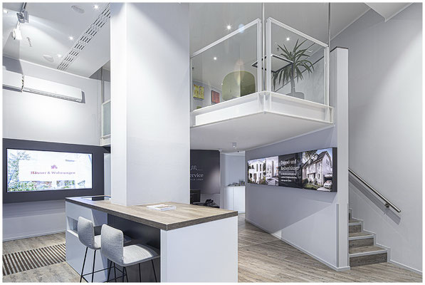 Architekturfotografie einer modernen Immobilie – klare Linien und helle Fassadengestaltung.