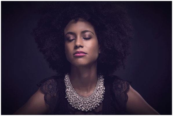 Portrait mit Beauty-Licht-Setup – glamourös und authentisch zugleich.
