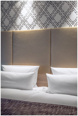 Stimmungsvolle Aufnahme eines Hotelzimmers – moderne Interiorfotografie für Hospitality-Marketing.