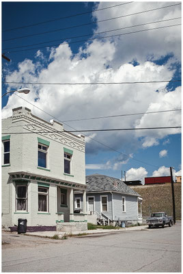 Kleinstadt-Fassade im Sonnenlicht – Amerika im Look eines Filmsets.