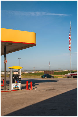 Tankstellenarchitektur mit Stil – Americana-Ästhetik im Fokus der Objektive.