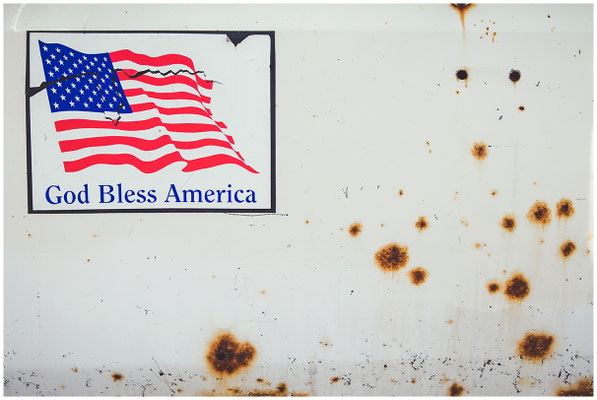 Amerikanische Flagge auf Textur – Fotografie, die Symbolik und Materialität verbindet.